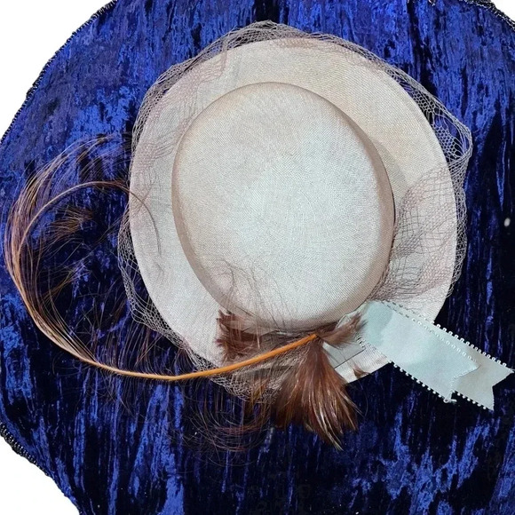 Vintage Mr. John 1950's Kentucky Derby Flapper Hat with Netting Bow and Feathers - Picture 2 of 7